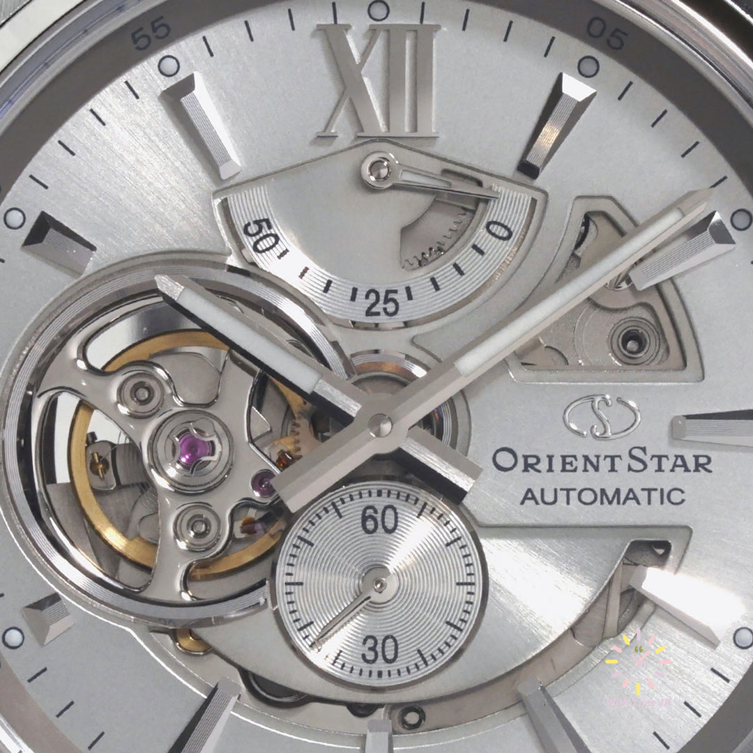 ORIENT STAR RK-AV0125S Close-up of silver dial.