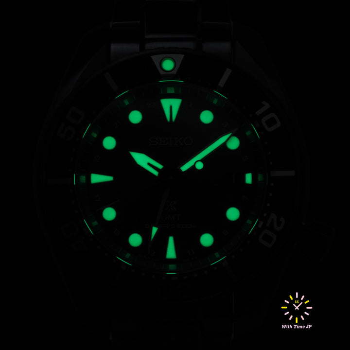 Black dial luminescence of Seiko Prospex Solar GMT Diver "SUMO" Night Vision SBPK007