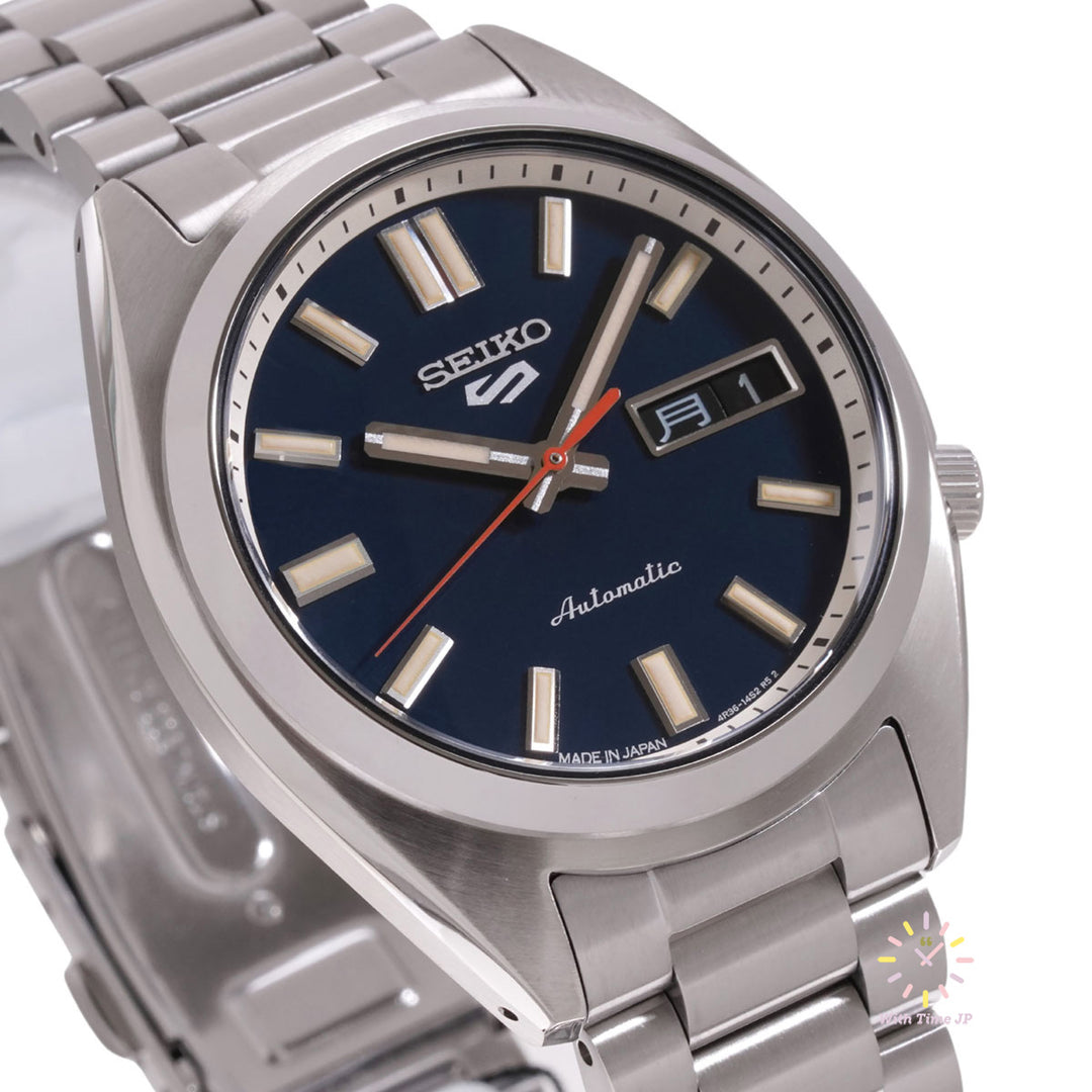Close-up of the glossy navy dial of SEIKO 5 Sports SNXS series SBSA253.