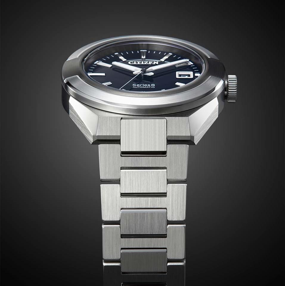 NA1004-87E Mechanical Watch,Angle looking up at the black dial